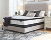Colchón Híbrido Chime 12" Queen con ribete negro, colocado sobre base tapizada beige dentro de recámara con burós, lámparas y tapete estampado - Estylo House Muebleria