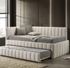Daybed Nardi Individual con cama deslizable extendida, tapizado bouclé blanco y costuras verticales acolchadas, en recámara moderna - Estylo House Muebleria