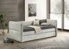 Daybed Philipa gris claro cerrado, vista frontal en recámara con pared de madera y decoración - Estylo House Muebleria