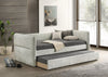 Daybed Philipa tapizado gris claro con respaldo envolvente y cama nido extendida, en recámara con pared de madera - Estylo House Muebleria