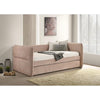 Daybed Philipa rosa claro cerrado, vista frontal en habitación con persianas y decoración - Estylo House Muebleria