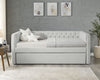 Daybed Trina individual en gris claro con capitoné, cama nido cerrada, vista frontal completa en ambiente de recámara con buró y planta decorativa - Estylo House Muebleria