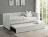 Daybed Trina individual tapizado en gris claro con capitoné y tachuelas, cama nido extraída y vestida con ropa de cama blanca, en ambiente de recámara - Estylo House Muebleria