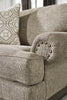 Sala contemporanea beige con base de madera, love seat y sofá tradicionales