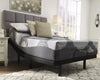 Base Eléctrica Ajustable Cabecera Y Pies King ligeramente reclinada con colchón gris acolchado, en recámara con cabecera tapizada, buró blanco, lámpara y cuadro decorativo - Estylo House Muebleria